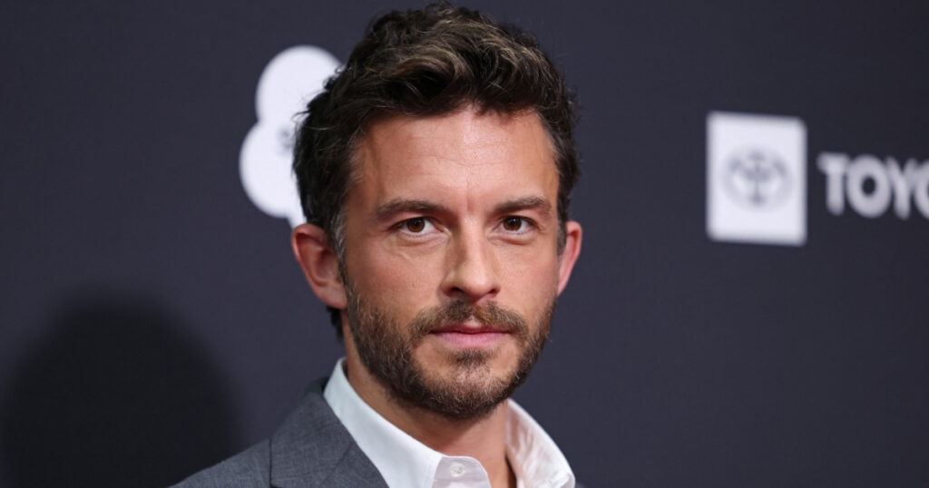 Jonathan Bailey, considerado o homem mais bonito do mundo
