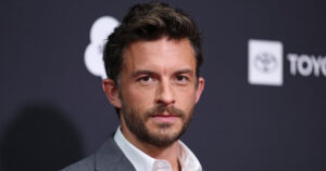 Jonathan Bailey, considerado o homem mais bonito do mundo