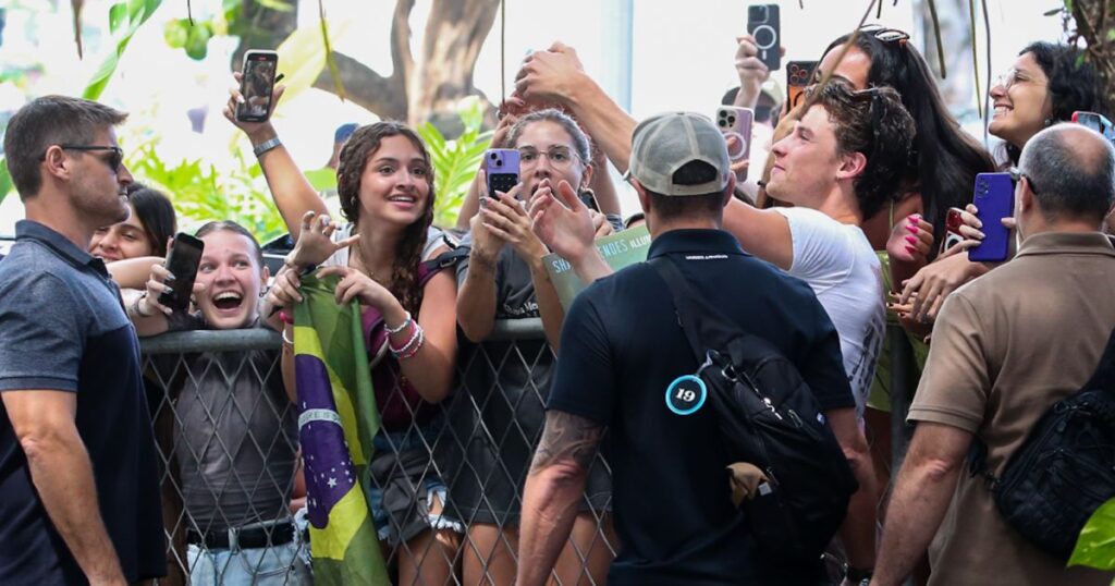 Shawn Mendes atendes fãs no Rio
