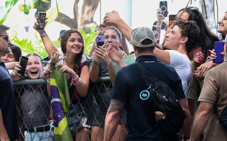 Shawn Mendes atendes fãs no Rio