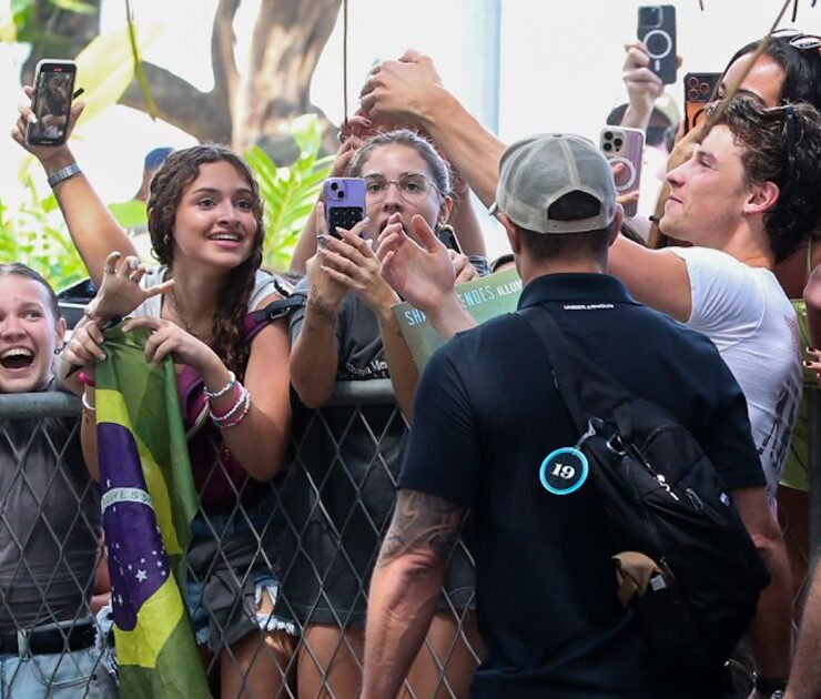 Shawn Mendes atendes fãs no Rio
