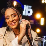 Lourena lança o projeto "Acústico - Estúdio Billboard". Crédito: Divulgação.