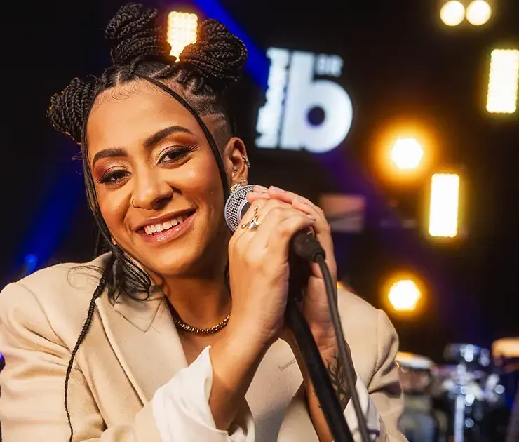 Lourena lança o projeto "Acústico - Estúdio Billboard". Crédito: Divulgação.