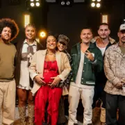 Lourena (centro) com os convidados do "Acústico - Estúdio Billboard": Major RD, Jean Cabelera, Budah, Azzy, 3030 e Sant. Crédito: Divulgação.