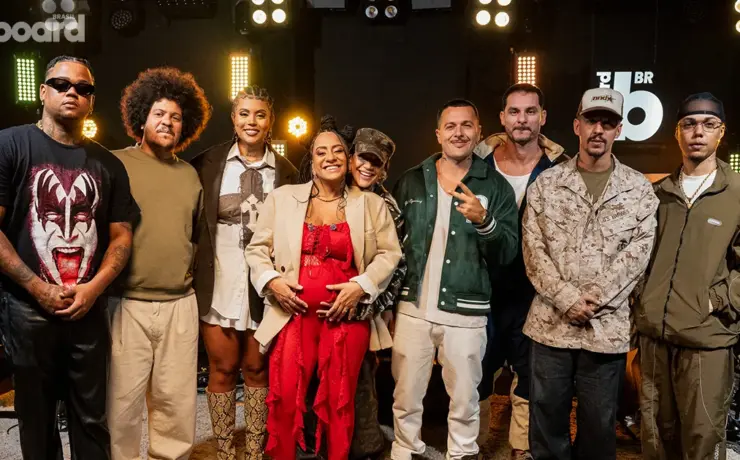 Lourena (centro) com os convidados do "Acústico - Estúdio Billboard": Major RD, Jean Cabelera, Budah, Azzy, 3030 e Sant. Crédito: Divulgação.