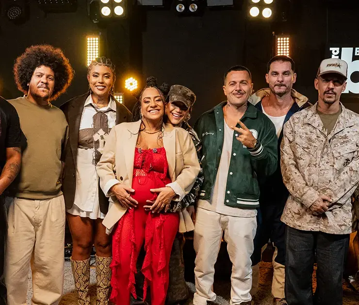 Lourena (centro) com os convidados do "Acústico - Estúdio Billboard": Major RD, Jean Cabelera, Budah, Azzy, 3030 e Sant. Crédito: Divulgação.