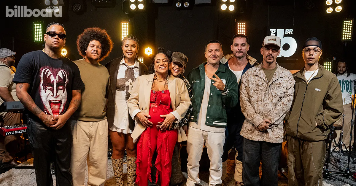 Lourena (centro) com os convidados do "Acústico - Estúdio Billboard": Major RD, Jean Cabelera, Budah, Azzy, 3030 e Sant. Crédito: Divulgação.
