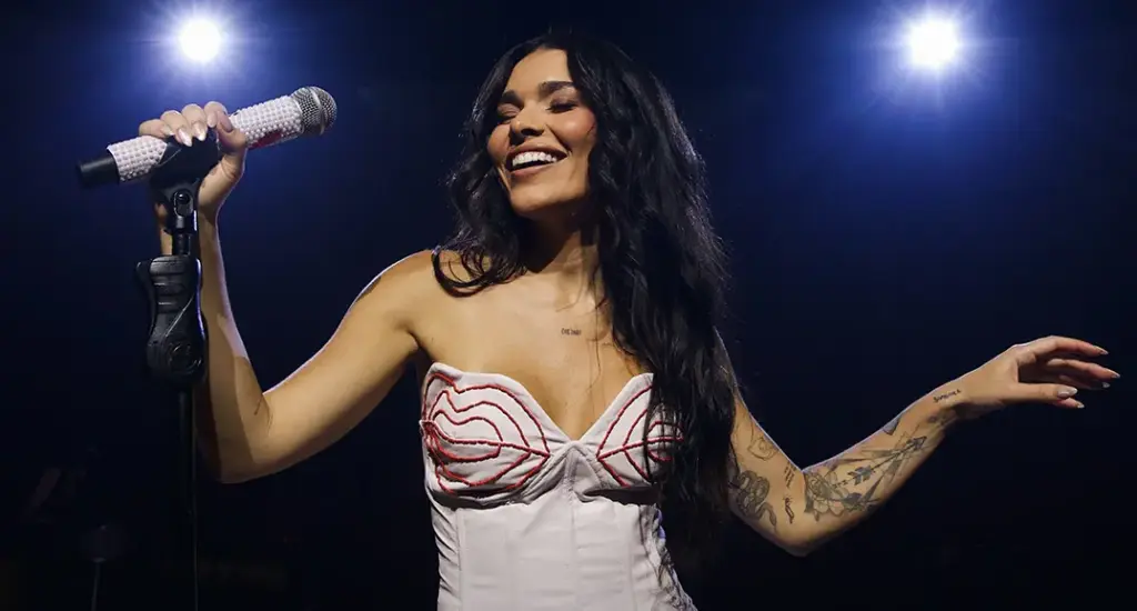 Lary revela inspiração do single 'Desculpa Te Amar Demais'; veja letra 1 Capa Desculpa Te Amar Demais - Lary (divulgação)