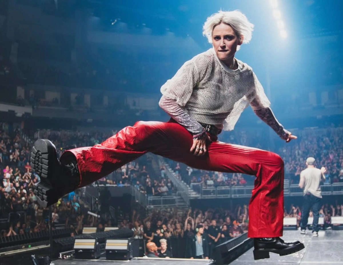 Emily Armstrong em performance ao vivo (Instagram/@emilyarmstrong)