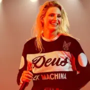 Emily Armstrong em performance ao vivo (Instagram/@emilyarmstrong)