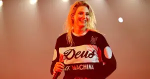 Emily Armstrong em performance ao vivo (Instagram/@emilyarmstrong)