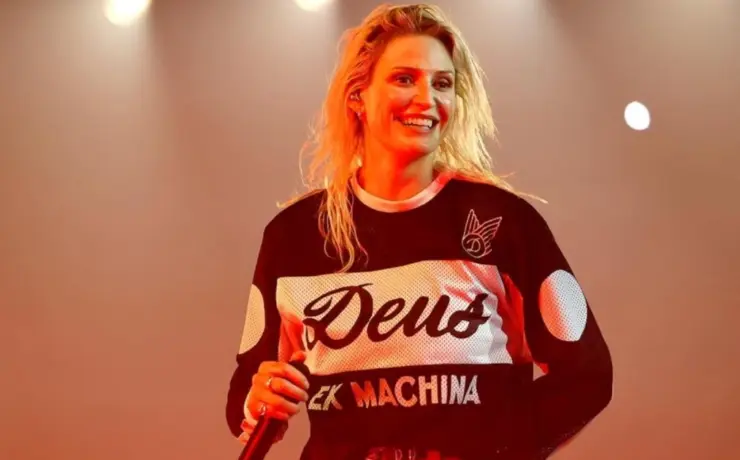 Emily Armstrong em performance ao vivo (Instagram/@emilyarmstrong)