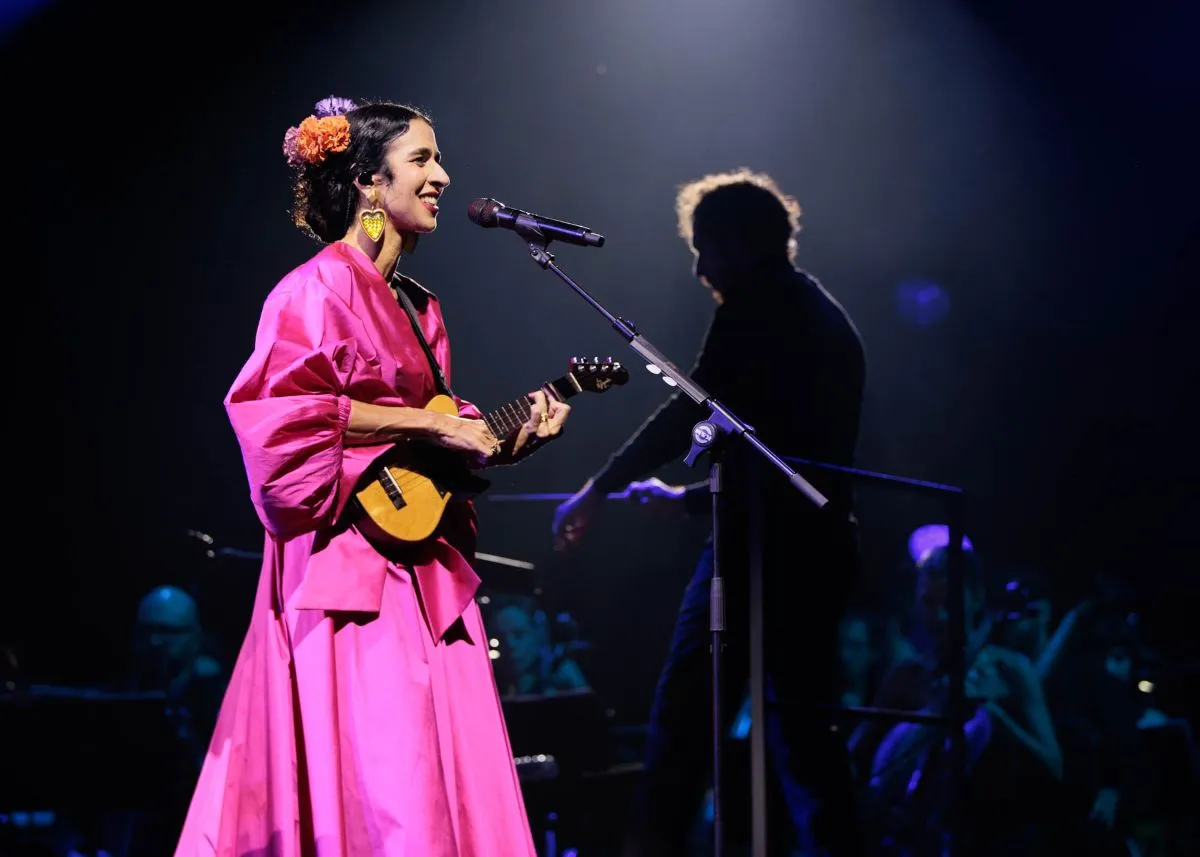Marisa Monte e o maestro André Bachur no Ibirapuera (Brazil News)