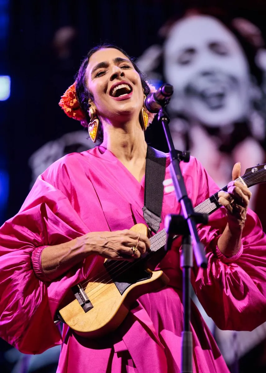 Marisa Monte toca seu ukulele na turnê Phonica (Brazil News)