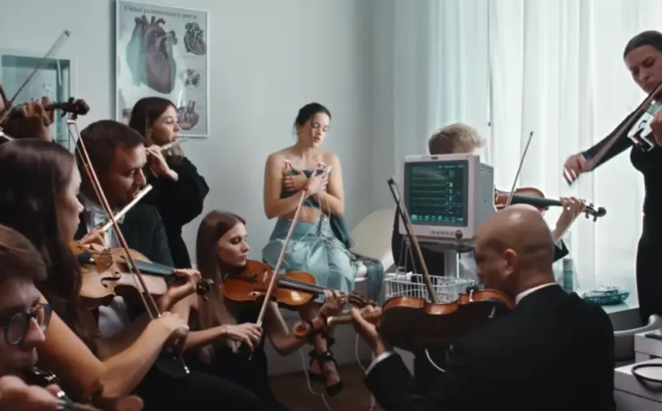 Rosalía em cena do clipe de "Berghain" (Reprodução)