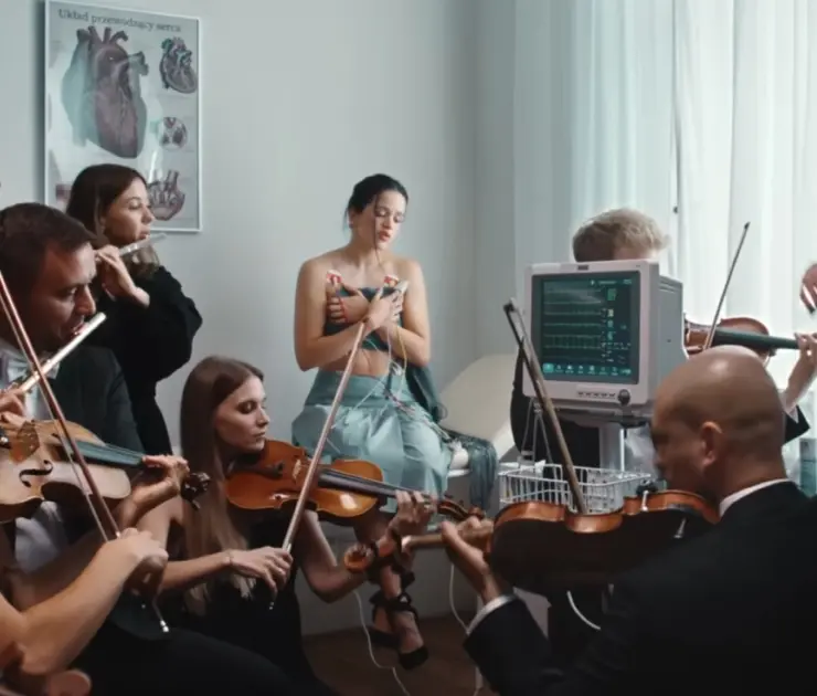 Rosalía em cena do clipe de "Berghain" (Reprodução)