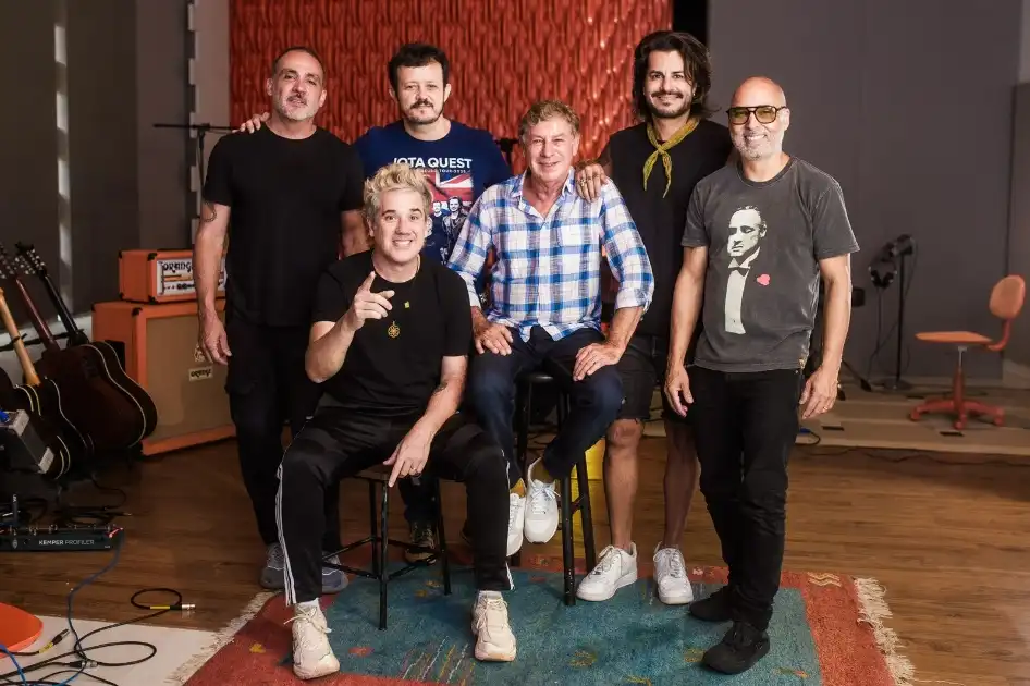 Jota Quest e o cantor e compositor Flávio Venturini (Flavio Charchar/ Divulgação)