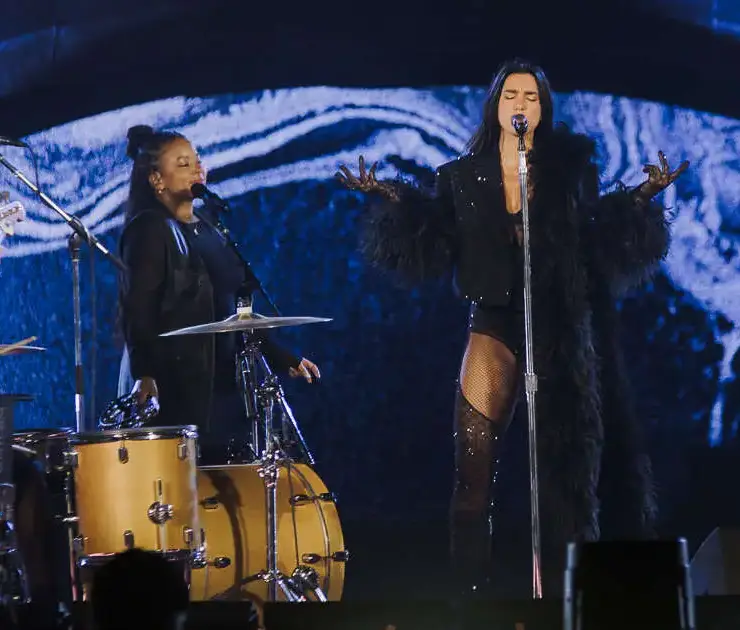 Dua Lipa durante apresentação no Morumbis. Crédito: Iris Alves/Divulgação