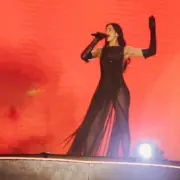 Dua Lipa durante apresentação no Morumbis. Crédito: Iris Alves/Divulgação