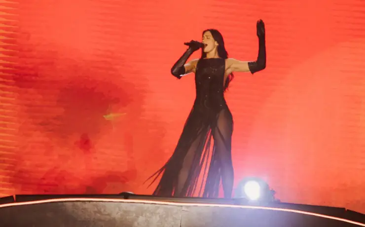 Dua Lipa durante apresentação no Morumbis. Crédito: Iris Alves/Divulgação