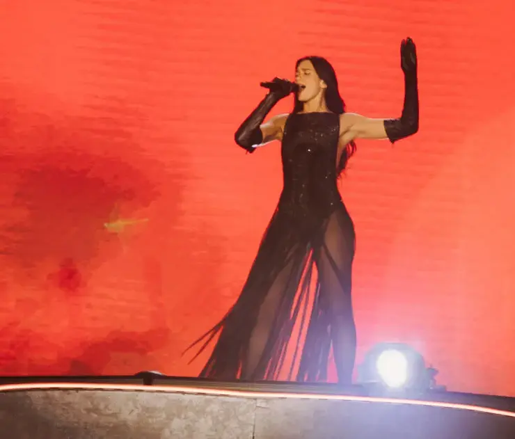 Dua Lipa durante apresentação no Morumbis. Crédito: Iris Alves/Divulgação