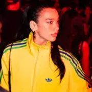 Dua Lipa viajou para festival no interior paulista com casaco do Brasil. Crédito: Reprodução/X