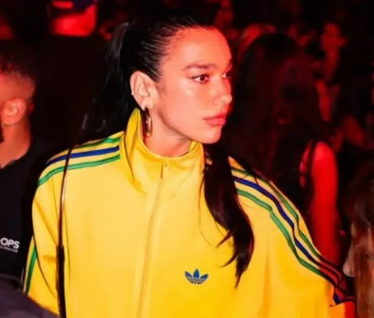 Dua Lipa viajou para festival no interior paulista com casaco do Brasil. Crédito: Reprodução/X