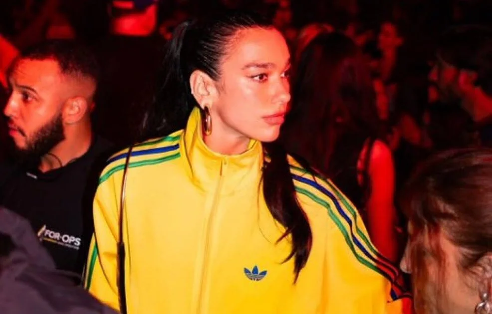 Dua Lipa viajou para festival no interior paulista com casaco do Brasil. Crédito: Reprodução/X