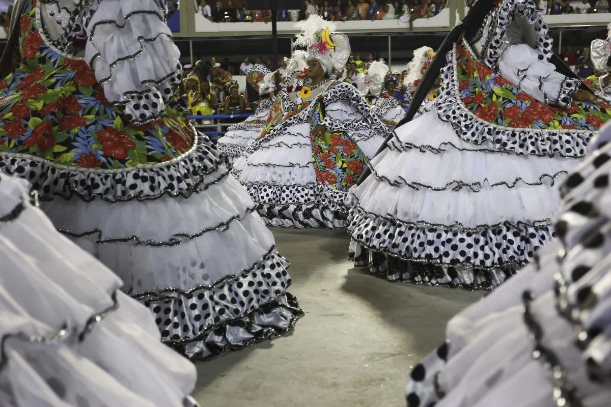 A ala das baianas nas escolas de samba nasce em homenagem às tias como Ciata (Gustavo Serebrenick/Brazil Photo Press via AFP)