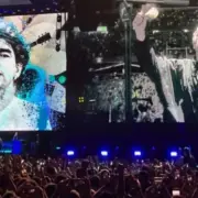 Oasis homenageia Maradona em Buenos Aires (Reprodução YouTube)