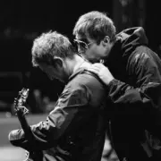 Irmãos Gallaguer do Oasis em momento raro de carinho ( Faceboook)