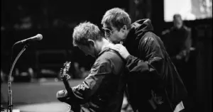 Irmãos Gallaguer do Oasis em momento raro de carinho ( Faceboook)