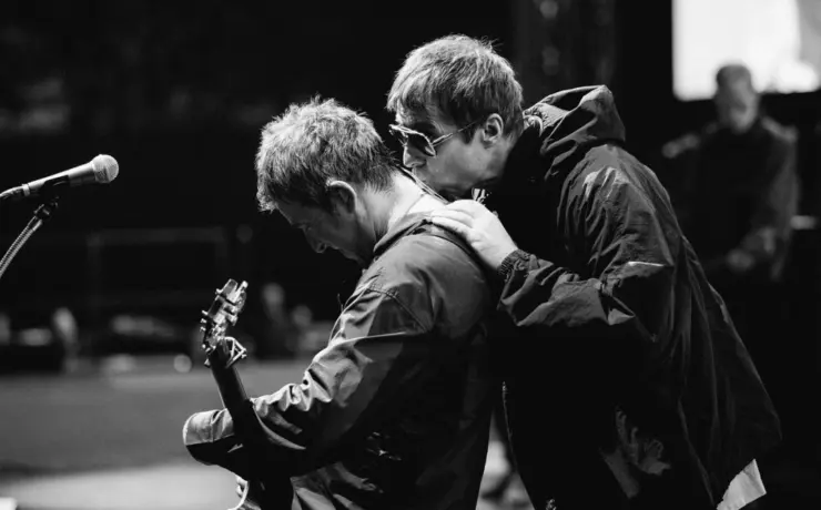 Irmãos Gallaguer do Oasis em momento raro de carinho ( Faceboook)