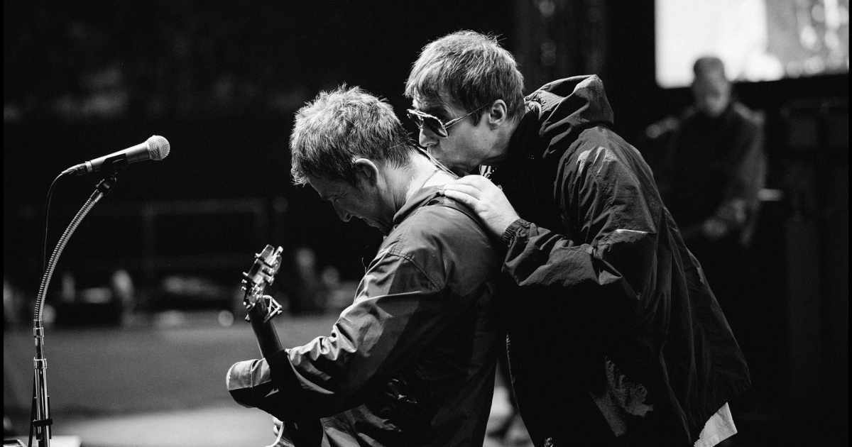 Irmãos Gallaguer do Oasis em momento raro de carinho ( Faceboook)