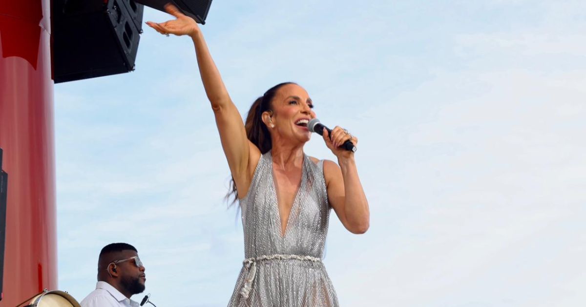 Ivete clareou a Marina da Glória de look prateado e salto agulha (Roberto Filho/Brazil News)
