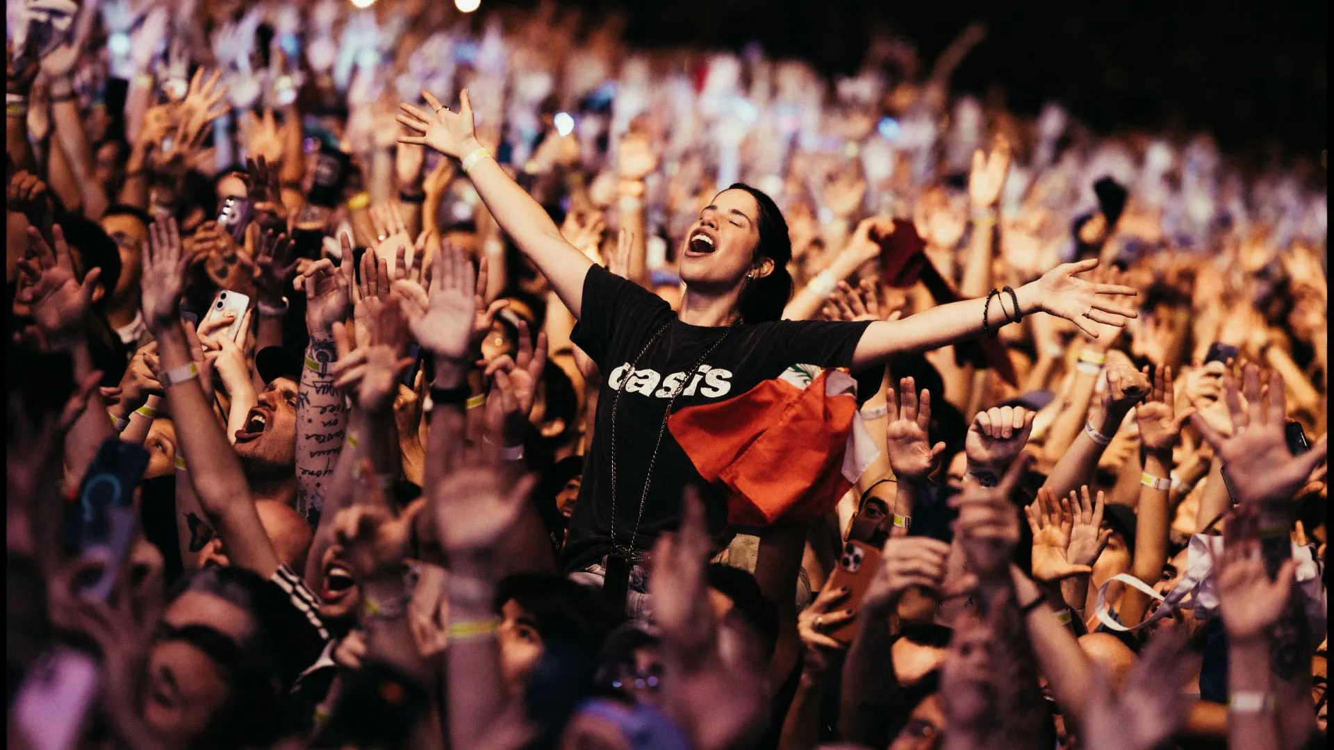 Público vibra no show do Oasis em São Paulo (@JOSHUAHALLING)