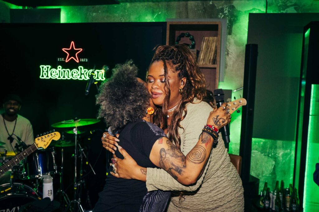 Sandra de Sá recebe Tássia Reis na festa da Heineken (@apenastoni)