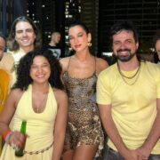 Dua Lipa com Grupo Versão