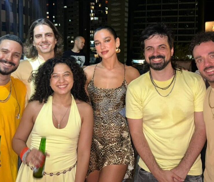 Dua Lipa com Grupo Versão