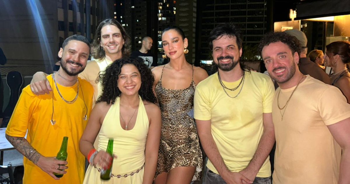 Dua Lipa com Grupo Versão