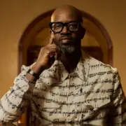 Black Coffee é o destaque da primeira capa da Billboard África (Themba Mokase/Red Hot Ops. Todas as peças de vestuário: acervo do artista)