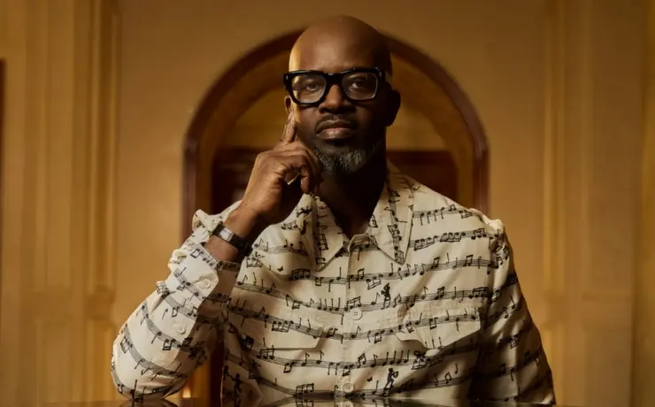 Black Coffee é o destaque da primeira capa da Billboard África (Themba Mokase/Red Hot Ops. Todas as peças de vestuário: acervo do artista)