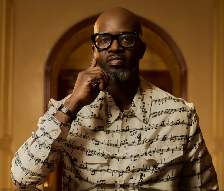 Black Coffee é o destaque da primeira capa da Billboard África (Themba Mokase/Red Hot Ops. Todas as peças de vestuário: acervo do artista)
