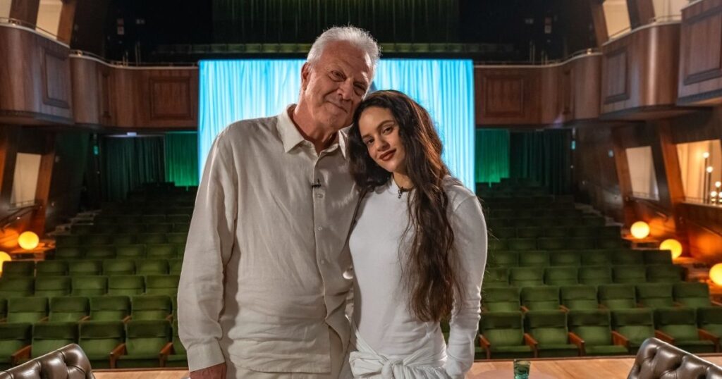 Pedro Bial e a cantora Rosalía