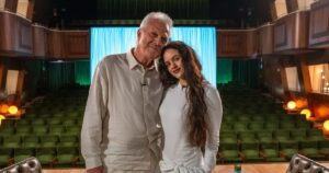 Pedro Bial e a cantora Rosalía