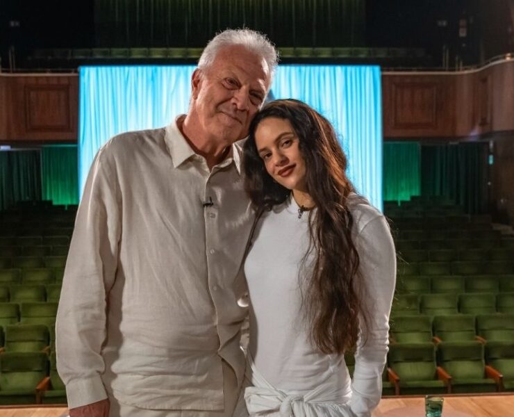 Pedro Bial e a cantora Rosalía