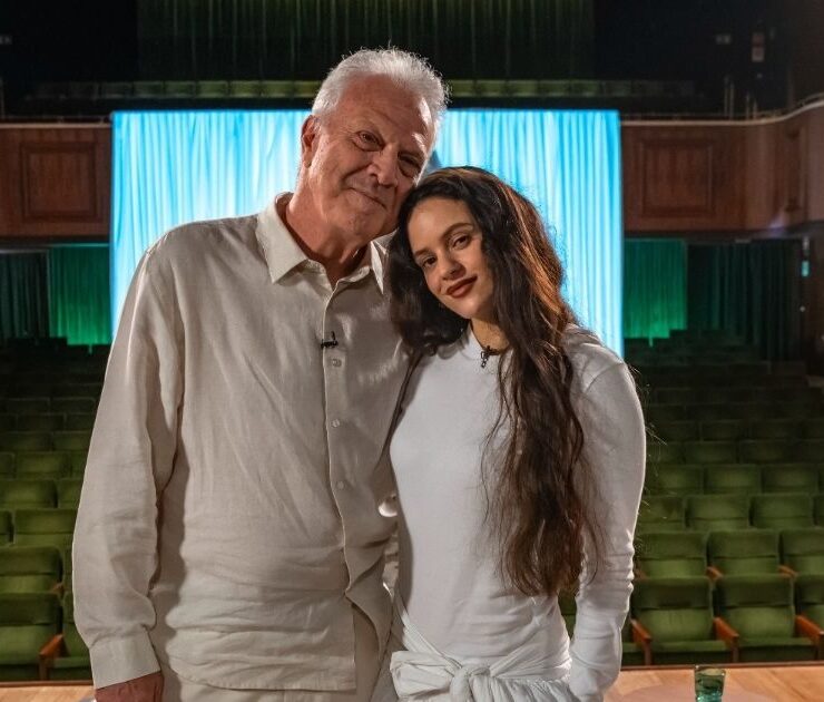 Pedro Bial e a cantora Rosalía