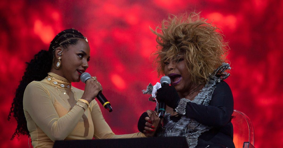 Voz do milênio: a trajetória de Elza Soares em fotos 6 Jessica Ellen e Elza Soares no Rock in Rio em 2019