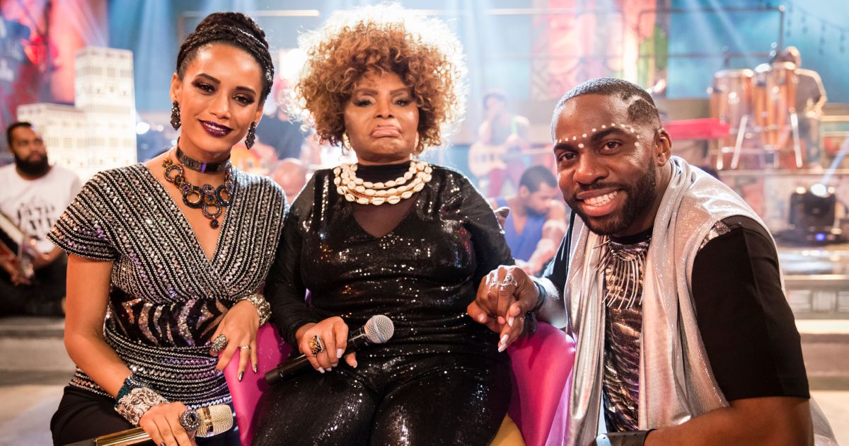 Voz do milênio: a trajetória de Elza Soares em fotos 5 Elza Soares ao lado de Taís Araújo e Lázaro Ramos em cena de 'Mister Brau'