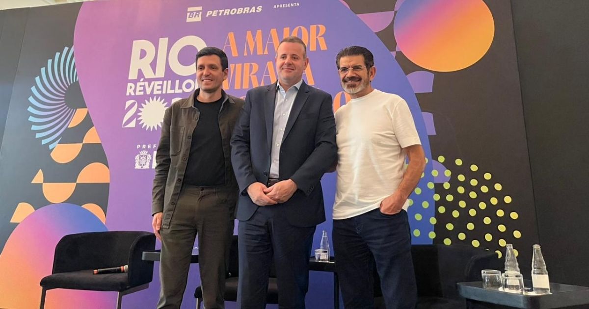 Na foto: esq., Nelson Adão (Diretor de Projetos da SRCOM);no centro, Bernardo Fellows (presidente da Riotur); dir., Abel Gomes (cenógrafo de megaeventos no RJ)